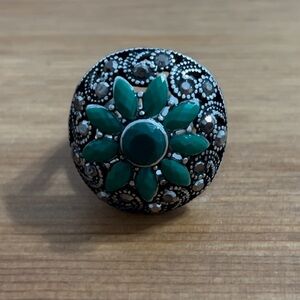 Green gemstone fashion ring in antique finish